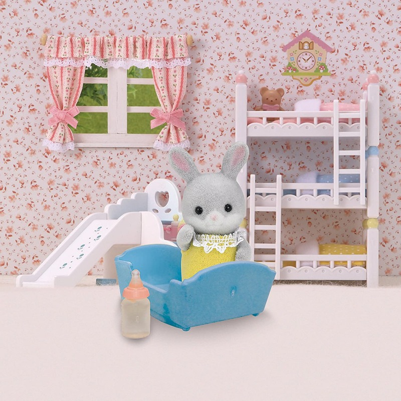 Sylvanian Families Conejo Gris Bebé + Cuna Mamadera Juguete